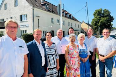 Auf dem Bild zu sehen (von links): Kurt Köber (Tafel Donauwörth), MdL Wolfgang Fackler, Andrea Strobl (Tafel Donauwörth), Dekan Robert Neuner, Dekan Frank Wagner, Birgit Rössle (2. Vorstand Caritasverband Donauwörth), Maria Bauer (Initiatiorin der Tafel Donauwörth), Armin Neudert (Alt-Oberbürgermeister Donauwörth) und Branko Schäpers (Geschäftsführer Caritasverband Donau-Ries). 