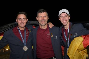 Trainer Josef Leberle von der Bauinnung Nordschwaben (Mitte) mit seinen beiden Schützlingen Louis Ritschel und Muhammed Ali Lamain, die bei den WorldSkills in Lyon Silber gewannen.