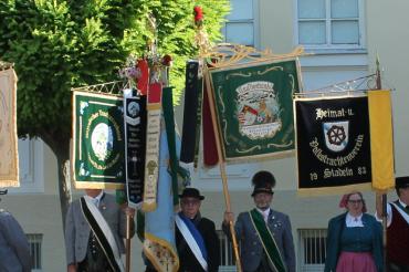 Hier sieht man die Fahne des Nördlinger Trachtenvereins D'Rieser sowie die Gaufahne.