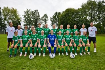Das Damen-Team im neuen TSV-Grün mit den Verantwortlichen Markus Klaus, Fitnesstrainer Curt Jäckle sowie dem Trainerteam Melanie Hander und Andy Schröter.