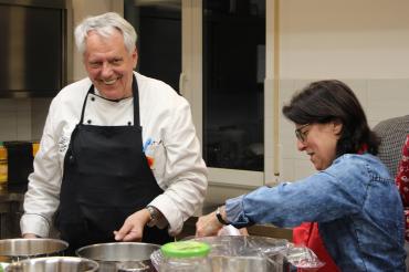 Uli Grossman kocht im B+ Zentrum. 