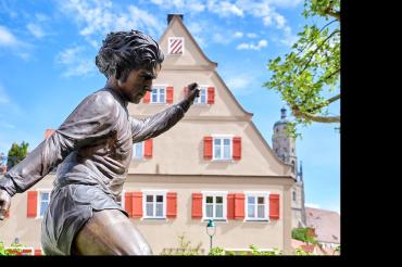 Gerd-Müller-Statue in Nördlingen. 