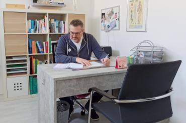 Christian Knittl in seiner Praxis.