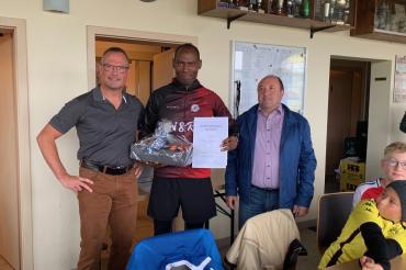 V.l.n.r.: Frank Eichler, Sieger Sufiyaan Ashaaloo, Bürgermeister Walter Grob.