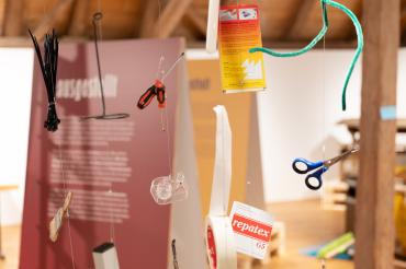 Objektinstallationen sind Bestandteil der Sonderausstellung.