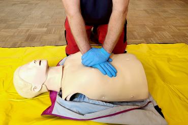 obias Streitwieser, zeigt an einer Ausbildungspuppe, wie Reanimation funktioniert