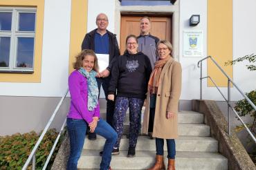 Ein Bürgerbegehren für eine gerechte Abwassergebührenordnung übergaben die Vertreter der GMT (v.l.) Gemeinderätin Tatjana Weber, Anton Schabacker, Sabine Kronawitter, Wolfgang Meister und Susanne Rottmeir.