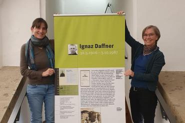 Dr. Viktoria Färber und Museumsleiterin Andrea Kugler präsentieren eines der Ausstellungsbanner.