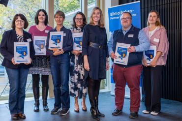 Preisträger Gütesiegel "Bibliotheken - Partner der Schulen" aus Schwaben mit Kultusministerin Anna Stolz.