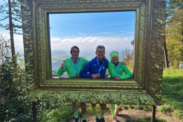 V.l.: Hans Niederhuber, Bernhard Satzenhofer und Anneliese Zinke: am Ziel des 25 Km-Laufes auf dem Rechberg.