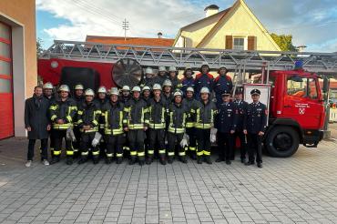 Hier sieht man die Freiwillige Feuerwehr Oettingen mit den drei Schiedsrichtern und Bürgermeister Thomas Heydecker.