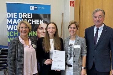 V.l.n.r.: Simone Heidenreich (Leitung Ausbildung & Studium) , Alina Kleinle, Anja Heßling (Schulleitung FOS/BOS) und Franz Leinfelder 