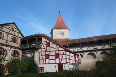 Der Anbau des weißen Turms strahlt nach einem Jahr Bauzeit wieder in alter Pracht.