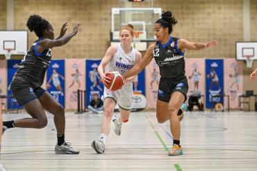 Mariam Haslé-Lagemann (l.) und Jayda Jansen (r.) erfolgreich im Kampf um den Ball mit Lea Wolff (M.).