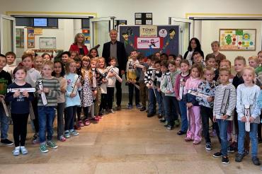 Übergabe der Flöten an die Kinder