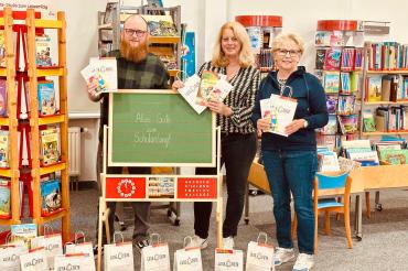 V.l.n.r.: Jonas Reinhard (Stadtbibliothek Donauwörth), Isabel Klauser (Vorsitzende Kiwanis Hilfswerk), Ingeborg Ordemann (Kiwanis Club Donauwörth)