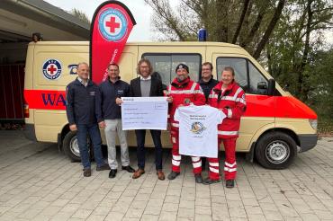 Allianz Generalvertreter Markus Büchele (M.) übergibt Spendenscheck und erhöht die Spende.