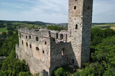 Die Burgruine Niederhaus ragt eindrucksvoll über der Gemeinde Hürnheim.