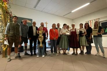 Die glücklichen Gewinner des Bürgerschießens 2024: (von links) Benedikt Gerstner, Michael Förg, Martin Paninka, Maxie Sengfelder, Thomas Zerle, Monika Schmidt, Mathias Uhl, Marianne Lechner, Regina Haupt, Dorothea Uhl, Sandra Aninger, Selina Strickner, Scarlett Finkel.