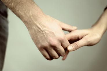 Hände, die sich halten Paar Verliebt