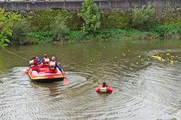 Die Wasserwacht Donauwörth ermittelten die 42 Gewinnerenten und fischten alle anderen aus der Wörnitz