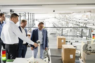 Die beiden Donau-Rieser Politiker MdL Wolfgang Fackler (Mitte) und MdB Ulrich Lange beim Betriebsrundgang mit Hama Geschäftsführer Christian Sokevic Und Hama Mitarbeiter Sebastian Segnitzer (links). 