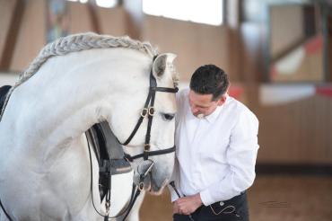 Da Bild zeigt Karlheinz Grundler mit Pferd.