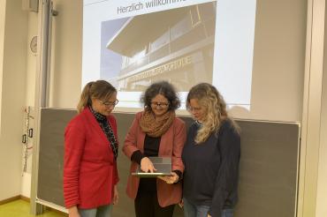 AKS-Kreisvorsitzende Maximiliane Böckh ließ sich bei der Mitgliederversammlung von Alexandra Waschner-Probst, Schulleiterin der Anton-Jaumann-Realschule, und Lehrkraft Veronika Stolz (v.l.n.r.) die Einsatzmöglichkeiten des iPads im Unterricht zeigen.