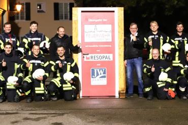 Die Freiwillige Feuerwehr Nördlingen bedankt sich bei EHS Manager Christian Hammling und Werkleiter Wolfgang Oswald von JELD-WEN Oettingen.