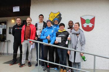 Bernd Spielberger (Sportreferent Stadt Harburg) und Rudi Beck (SV Mauren) mit den Siegern Manuel Leinfelder, Anna Knötzinger, Andreas Beck, Theresa Griesbach, Sufiyaan Ashaaloo und Melinda Kaufmann.