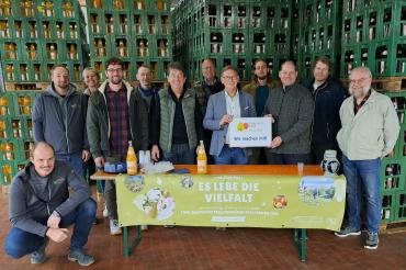 Karl, Tobias und Florian Altmann präsentierten Landrat Stefan Rößle und dem Team des Landschaftspflegeverbandes Donau-Ries die Produktion hochwertiger Säfte aus heimischem Obst.