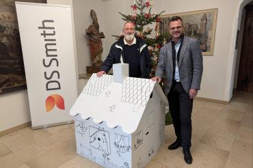 Gunther Bader (l./Sheet Plant Manager DS Smith Packaging Donauwörth) und Oberbürgermeister Jürgen Sorré.