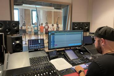 Aufnahme mit Schulkindern im Tonstudio DONAUTON