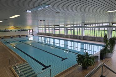 Das Hallenbad in Asbach-Bäumenheim hat nach einer Sanierung im Herbst 2024 wieder geöffnet. In den kommenden Jahren wird das Hallenbad jedoch durch einen Neubau ersetzt. 