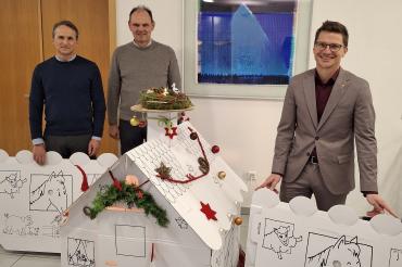 Volker Pukrop (Site Manager Werk Nördlingen) und Michael Lamprecht (Cluster Director South) von DS Smith präsentieren gemeinsam mit Oberbürgermeister David Wittner die Kinderspielhäuser aus Wellpappe.