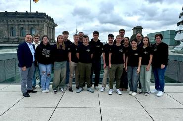 Mehrere Mitglieder der Jugendfeuerwehren im Landkreis Donau-Ries statten Ulrich Lange einen Besuch in Berlin ab.