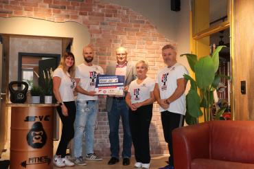 Die Fitnesssparte des SV Eggelstetten überreicht den Spendenscheck für die Flutopfer in Hamlar.