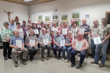 Die geehrten Gründungsmitglieder mit Thomas Rieger (4.R., 1.v.l.) und Josef Mayinger, (re.).