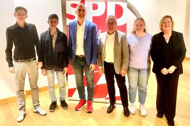 Eva Högl mit SPD Aufsteller