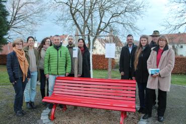 Am internationalen Tag gegen die Gewalt an Frauen weihte Oberbürgermeister Jürgen Sorrè (4. v. re.) gemeinsam mit Mitgliedern des Stadtrates, der stellvertretenden Landrätin Ursula Kneißl-Eder (li.) und Theresa Lechner, Fachbereichsleiterin des städtischen Sozialbüros (3. v. re.) die rote Bank am Donauspitz ein. 