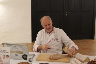 Manfred Stiefel nimmt die Stollen beim Test genau unter die Lupe.