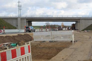 Der Bahnbrücke Wörnitzstein wurde erneuert und auf 27 Meter Breite ausgebaut.