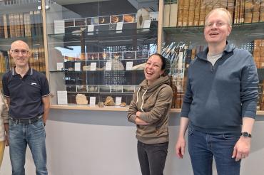 Dr. Renate Rachidi, Schulleiterin des THG Nördlingen, Marcus Aunkofer, Fachschaftsleiter Geographie, Dipl.-Biologin Karin Heck sowie PD Dr. Frank Trixler (beide Mitarbeiter des Rieskratermuseums) (v.l.n.r.) freuen sich über die gelungene Kooperation.