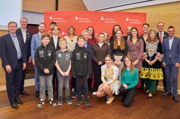 Unser Bild zeigt in der hintersten Reihe von links Vorstandsmitglied Michael Scholz, Hendrik Faber, Alexandra Faber, Simone Heiß, Lea Polaschek, Miriam Schmauser, Denny Schwab, Jonas Müller und Vorstandsvorsitzenden Johann Natzer. In der Mitte von links Landrat Stefan Rößle, Bürgermeister Thomas Heydecker, Lorenz Burger, Elias Graminger, Vanessa Gail, Sophia Wirth, Jana Templer, Shiba Kamran und Oberbürger-meister Jürgen Sorré. Vorne von links Jonas Prexler, Bela Rist, Hynek Sedlacek, Selina Schiffelholz un