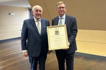 Das Bild zeigt: Gottfried Hänsel und Landrat Stefan Rößle.