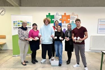 V.l.: Christiane Kickum (Fachbereichsleiterin Kultur und Stadtmarketing Donauwörth), Marina Timler (verantwortliche Lehrkraft), Artem Perepolkin (Schüler), Nadine Bach (kommissarische Abteilungsleiterin Berufsvorbereitung), Khana Musenko, (Schülerin), Anja Behnke (Schulleiterin), Artem Shevedenko (Schüler).