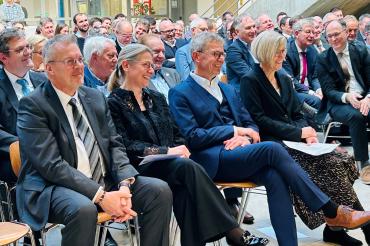 Auf dem Bild zu sehen: Die neue Rektorin der Ludwig-Bölkow-Berufsschule Anja Behnke (2.v.l.) mit ihrem Mann (links) und der ehemalige Rektor, Gerhard Kilian (4.v.l.) mit seiner Frau (rechts). 