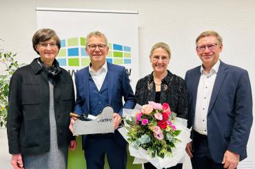 Auf dem Bild zu sehen (von links): Susanne Reif, Leiterin des Bereichs Schulen der Regierung von Schwaben, Oberstudiendirektor a.d. Gerhard Kilian, Oberstudiendirektorin Anja Behnke und Landrat Stefan Rößle. 
