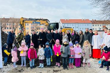 Am Sonntag, 24. November fand in Nördlingen der Spatenstich für den Ersastzneubau des Kindergartens St. Josef statt. Mit dabei Weihbischof Florian Wörner (6. v. links). 