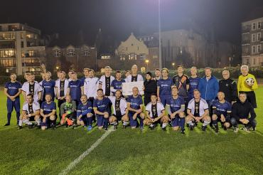 Donauwörther Mondspritzer in blauen Trikots, der FC Bundestag in weißen Trikots.